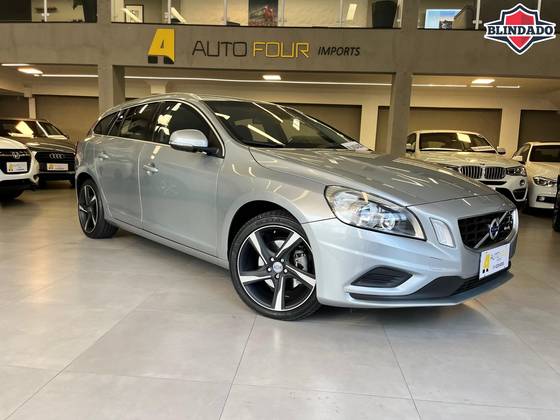 VOLVO V60 2.0 T5 R DESIGN COMFORT 16V TURBO GASOLINA 4P AUTOMATIZADO VOLVO V60 2.0 T5 R DESIGN COMFORT 16V TURBO GASOLINA 4P AUTOMATIZADO